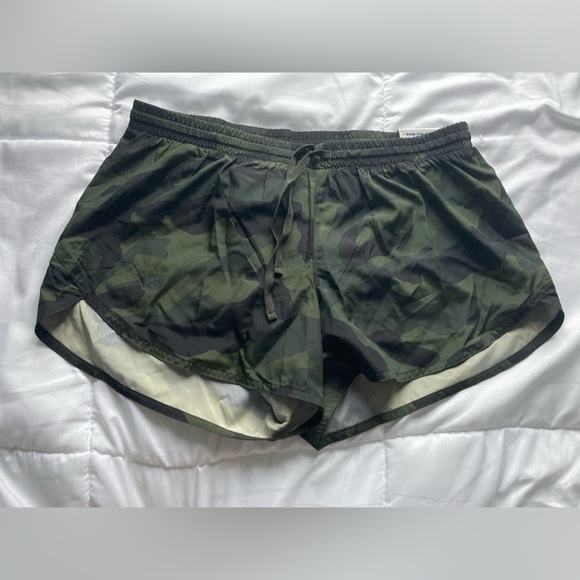 Old Navy Active camo shorts - Picture 1 of 4